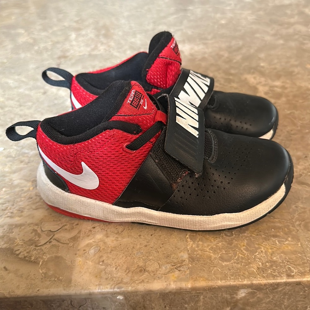 Nike Team Hustle D8 Sneakers